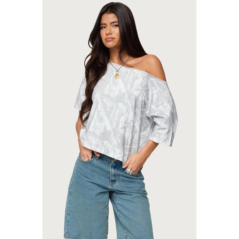 Edikted Davida Off Shoulder White/Gray Camo Short-Sleeve Top